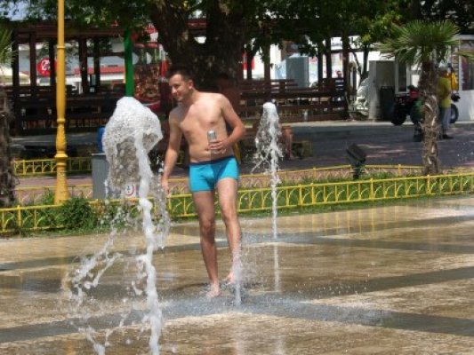 Mamaia se topeşte de căldură: turiştii se răcoresc în apa fântănilor arteziene din faţa Cazinoului